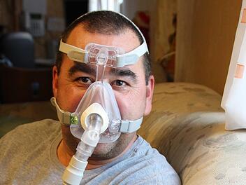 Thomas Brand ist Betroffener. Der Mann aus Ebenhausen leitet eine Selbsthilfegruppe Schlafapnoe in Schweinfurt. Foto: Carmen Schmitt