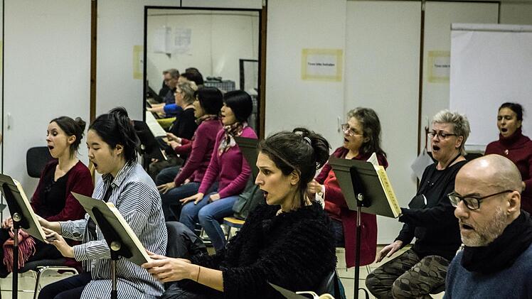 Chorproben in Corona-Zeiten: Abstand halten, regelmäßig lüften, 3G-Regel befolgen - und am Ende die Anweisungen des Chordirektors musikalisch umsetzen.Foto: Jochen Berger