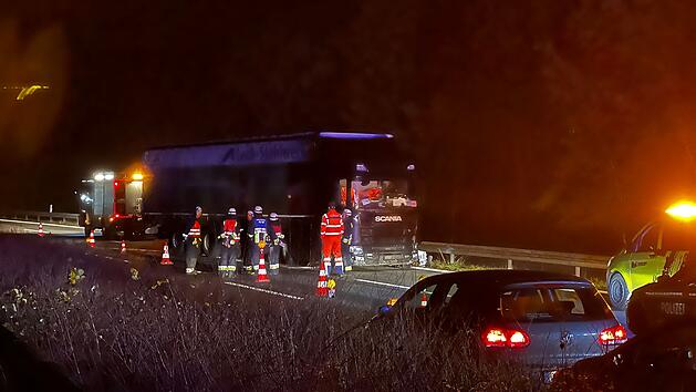 Reifen an Sattelzug platzt: Lastwagen ger&auml;t auf der Autobahn in den Gegenverkehr