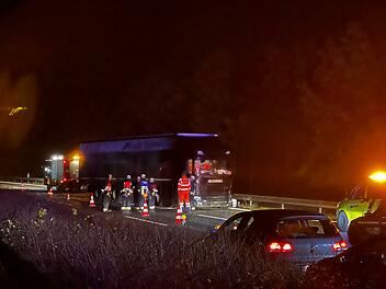 Reifen an Sattelzug platzt: Lastwagen ger&auml;t auf der Autobahn in den Gegenverkehr