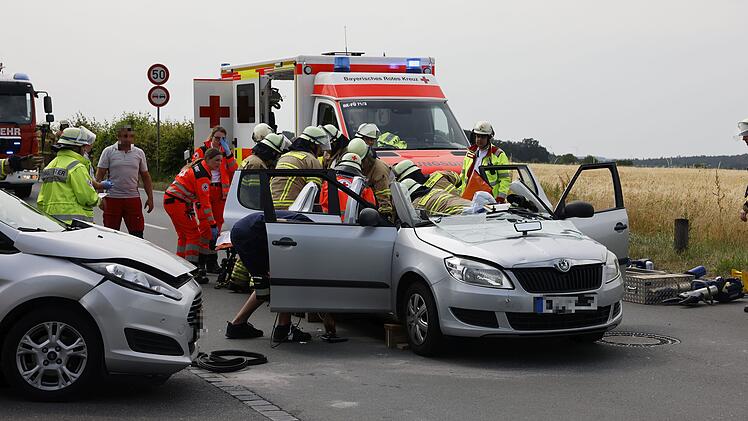 Unfall in Fürth: Autos prallen zusammen