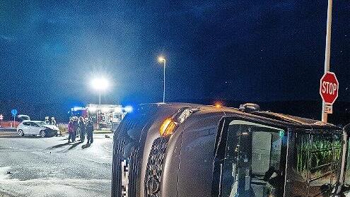 Der Opel-Kleintransporter kippte um.