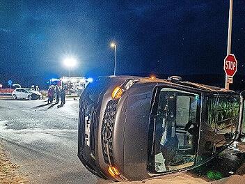 Der Opel-Kleintransporter kippte um.