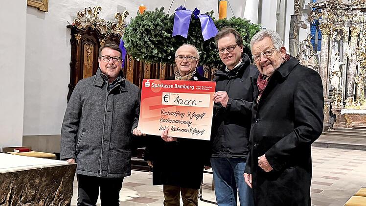 Bei der Scheck&uuml;berreichung vor Ort: Pfarrer Marcus Wolf, Kirchenpfleger Winfried Strauch und die beiden&nbsp; F&ouml;rdervereinsvorst&auml;nde J&uuml;rgen Sch&uuml;tz und Alexander Karmann.