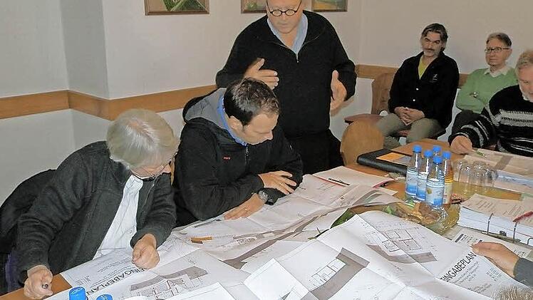 Gerhard Horak stellt den Casteller Gemeinderäten die Pläne zum Kiosk vor. Foto: rf