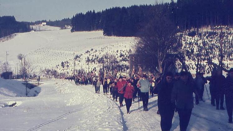 Ein paar Jahre später laufen die Skifahrer immer noch den Berg hoch, ...