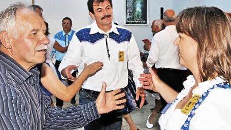 President der Roly Poly Squares ist Hans Seufert (Mitte). Die Kommandos als Callerin gibt seine Frau Marion (rechts).