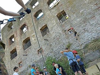 Die Burgmauer dient als Übungswand für Kletter- und Abseilstationen. Fotos: Arkadius Guzy