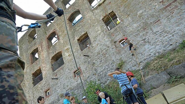 Die Burgmauer dient als Übungswand für Kletter- und Abseilstationen. Fotos: Arkadius Guzy