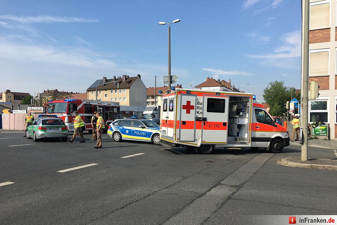 Betonmischer erfasst Fahrradfahrerin: Frau lebensgefährlich verletzt - Unfallhergang noch absolut unklar – Rückstau durch Umleitung des Verkehrs