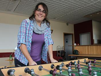 Judith Bär spielt am Kicker im Jugendtreff Burgkunstadt. Dort will sie mit Jugendlichen ins Gespräch kommen. Christoph Wiedemann