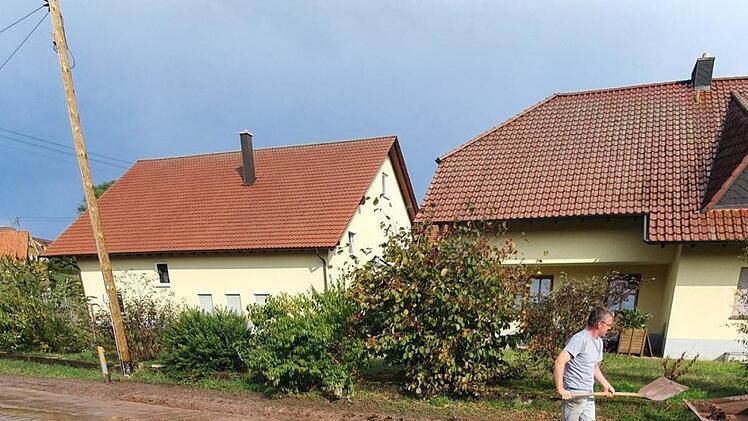 Der Dreck wurde vermutlich von einem am Hang gelegenen Acker heruntergespült. Foto: Christian Licha