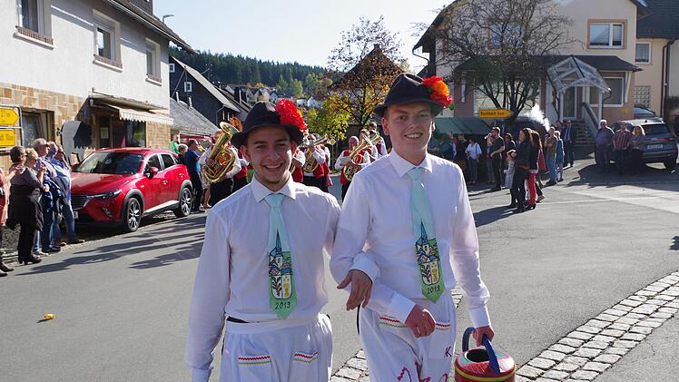 Der Trachtenumzug gehört zur Windheimer Kirchweih.