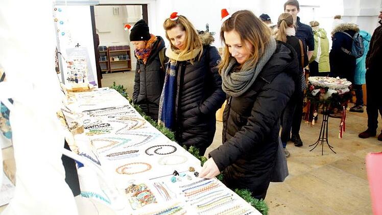 Monique, Cindy und Conny kamen aus Th&uuml;ringen, um sich den Adventsmarkt am Stephansberg anzusehen. Foto: Joseph Beck