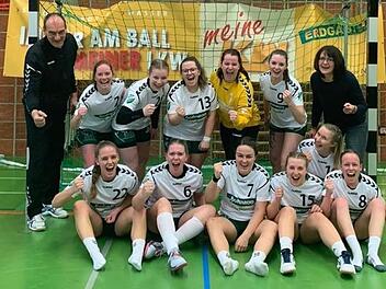 Vorzeitig Meister in der Bezirksliga - mit 15 Siegen in 15 Spielen - sind die Frauen der SG Garitz/Nüdlingen: Unser Bild zeigt (hinten, von links) Trainer Heiko Schober, Katrin Busse, Milena Schmitt, Anna-Lena Höchemer, Mercedes Dörr, Sarah Zintl und Betreuerin Petra Przybilla sowie (vorne, von links) Pia Steinegger, Marina Titt, Elena Keßler, Sophie Hippler, Nadja Heer und Katharina Karch. Foto: SG Garitz/Nüdlingen