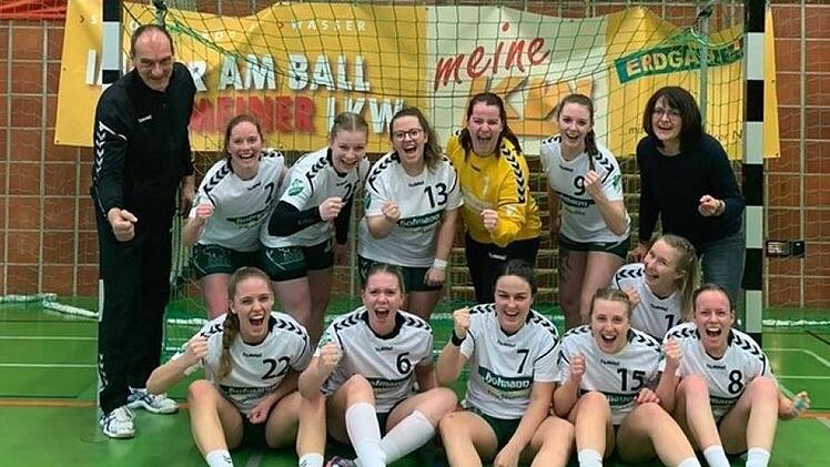 Vorzeitig Meister in der Bezirksliga - mit 15 Siegen in 15 Spielen - sind die Frauen der SG Garitz/Nüdlingen: Unser Bild zeigt (hinten, von links) Trainer Heiko Schober, Katrin Busse, Milena Schmitt, Anna-Lena Höchemer, Mercedes Dörr, Sarah Zintl und Betreuerin Petra Przybilla sowie (vorne, von links) Pia Steinegger, Marina Titt, Elena Keßler, Sophie Hippler, Nadja Heer und Katharina Karch. Foto: SG Garitz/Nüdlingen