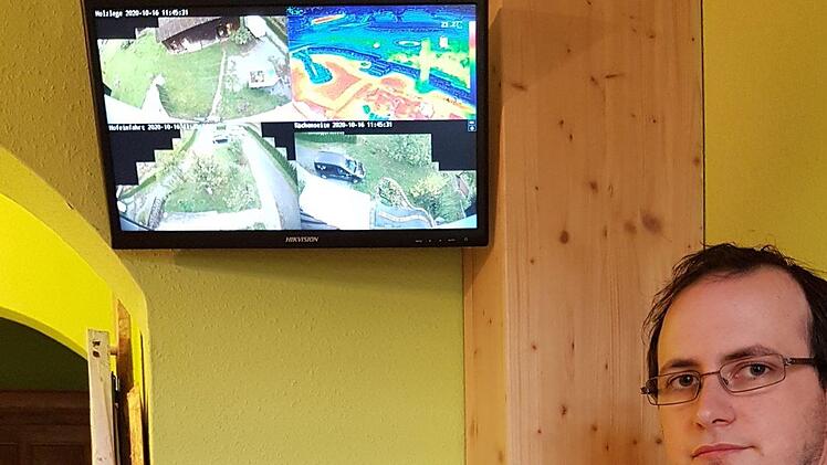 Jan Fischer an der Schaltzentrale in seinem Einfamilienhaus. Auf dem Monitor sind die Aufnahmen von vier fest installierten Kameras zu sehen.