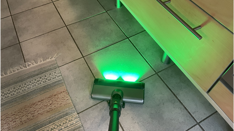 Die grünen LEDs machen selbst feinste Staubspuren sichtbar.