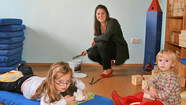 Gruppenleiterin Miriam Kapfhammer und die beiden Kinder Lisa Thum (4) und Mylene Kerriel (3) finden  die Neugestaltung prima: Das Träumeland hat einen Korkboden bekommen, und die Wände wurden in zartem Blau gestrichen.  Fotos: Sonja Adam
