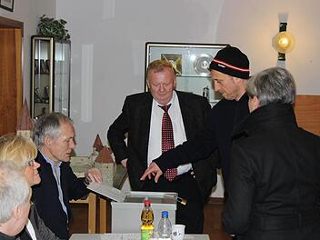 Effeltrichs Bürgermeister Richard Schmidt (3.v.r.) bei der Auszählung der Stimmen am Sonntagabend Foto: Wirth