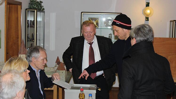Effeltrichs Bürgermeister Richard Schmidt (3.v.r.) bei der Auszählung der Stimmen am Sonntagabend Foto: Wirth