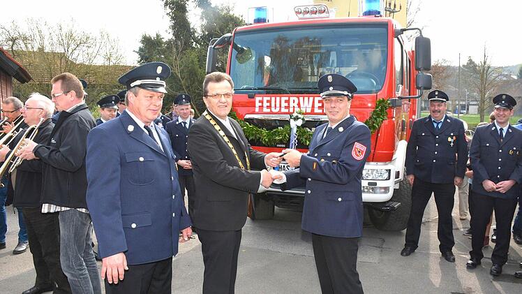 Bürgermeister Werner Döhler (Mitte) übergibt den Fahrzeugschlüssel offiziell an den Kommandanten Markus Eiring (rechts) und seinem Stellvertreter Klaus Fischer (links).  Foto: Schmidt