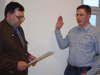 Bürgermeister Peter Klinger (links) vereidigt den neuen Zweiten Bürgermeister Michael Hader. Foto: Schülein