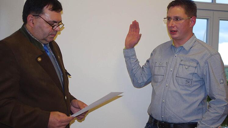 Bürgermeister Peter Klinger (links) vereidigt den neuen Zweiten Bürgermeister Michael Hader. Foto: Schülein