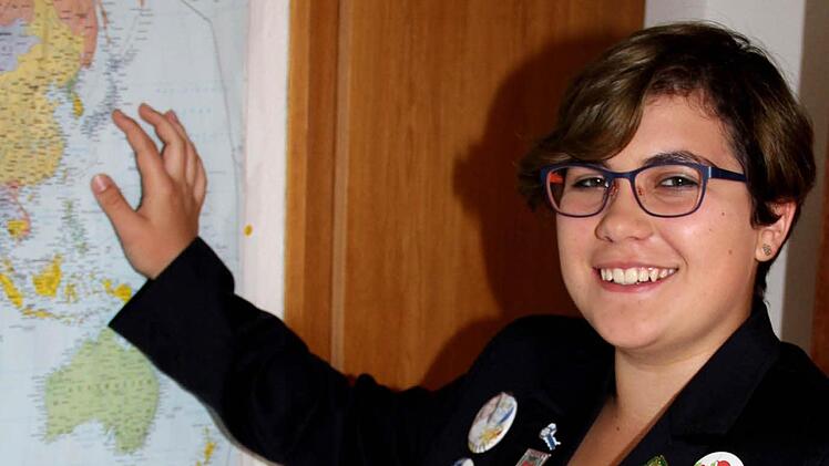 Stolz zeigt Rebekka den Zielort ihres Schüleraustauschs, das japanische Misato, auf der Weltkarte in ihrem Zimmer.  Foto: Johanna Blum