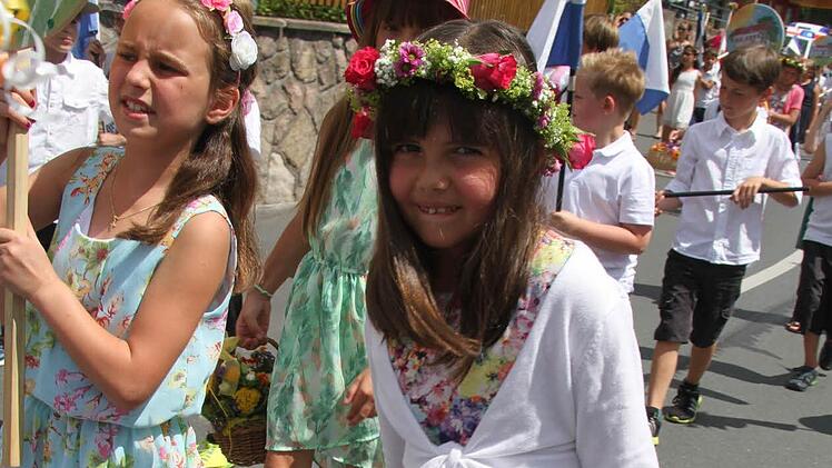 Blumen auf den Kleidern, Blumen im Haar und Blumen im Körbchen. Foto: Sonja Adam