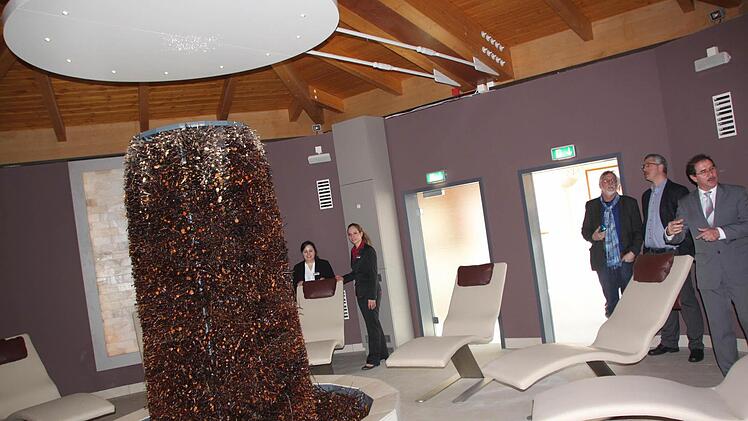 Die Gäste der Einweihungsfeier konnten einen Blick in das neue Soleum der Therme mit dem kleinen Gradierwerk im Mittelpunkt werfen. Foto: Matthias Einwag