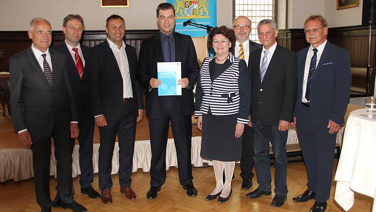 Bayerns Finanz- und Heimatminister Markus Söder (CSU) übergab den Förderbescheid über knapp 1,3 Millionen Euro an Birgit Seelbinder, die stellvertretende Vorsitzende des Vereins Oberfranken Offensiv. Foto: Andreas Schmitt