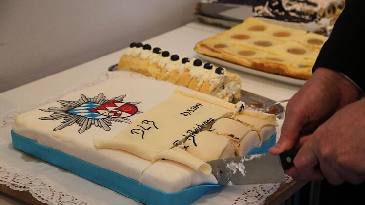 Die Frau eines Polizisten, der an der Dienststelle Bad Brückenau arbeitet, hat diesen Kuchen gebacken. Foto: Ulrike Müller
