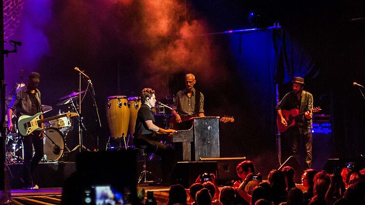 Umjubelter Auftritt: Michael Patrick Kelly fasziniert im ausverkauften Schlosshof von Tambach. Foto: Jochen Berger