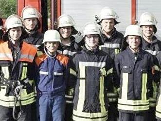 Drei Gruppen mit Feuerwehrdienstleistenden der Feuerwehr Königsberg, der Werksfeuerwehr Fränkische Rohrwerke und der Löschgruppen Römershofen und Holzhausen unterzogen sich der Leistungsprüfung "Die Gruppe im Löscheinsatz" mit sehr guten Ergebnissen. Foto: Gerold Snater