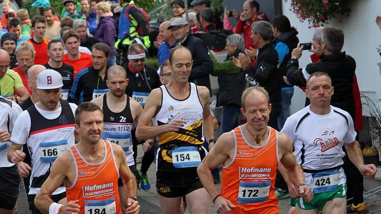Die Favoriten führen hier den Halbmarathon an, von links Mirko Ruppenstein  166 (MTV Stuttgart), Sven Starklauf  184 (DJK SC Vorra), Uli Pfuhlmann 154 (SG Eltmann-mainathlon) und Christian Schlapp 172 (DJK SC Vorra)