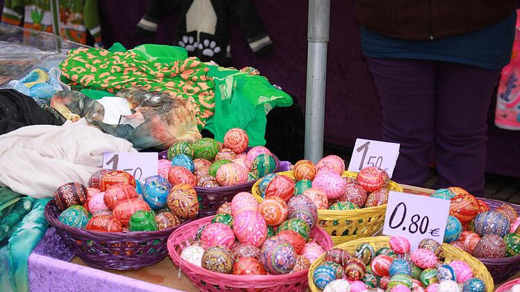 Wer sich nicht selbst die Mühe machen möchte Eier auszublasen und zu dekorieren, wird auf dem Lätaremarkt fündig.