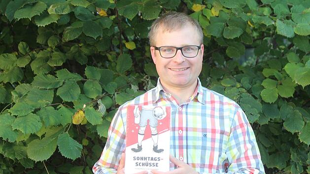 Jonas Philipps mit seinem Erstlingswerk "Sonntagssch&uuml;sse". Foto: Julia Heimberger