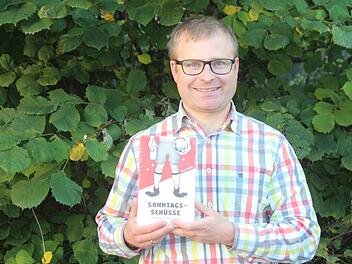 Jonas Philipps mit seinem Erstlingswerk "Sonntagsschüsse". Foto: Julia Heimberger