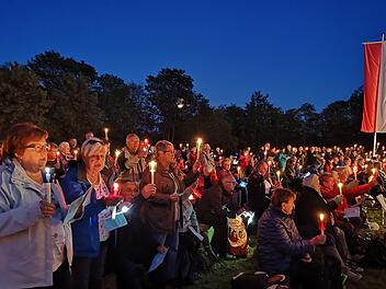 Ein schönes Bild, die vielen Gläubigen mit ihren Kerzen zur Verehrung  der Gottesmutter. Marion Eckert
