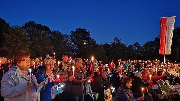 Ein schönes Bild, die vielen Gläubigen mit ihren Kerzen zur Verehrung  der Gottesmutter. Marion Eckert