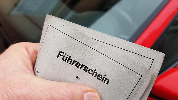 Seinen Führerschein hatte der Beschuldigte bereits vor eineinhalb Jahrzehnten endgültig abgeben müssen. Weil er sich dennoch offenbar regelmäßig ans Steuer setzte, landete er nun vor Gericht  - wieder einmal! Der graue "Lappen" (unser Bild) wurde bis 1986 ausgestellt. Eckehard Kiesewetter
