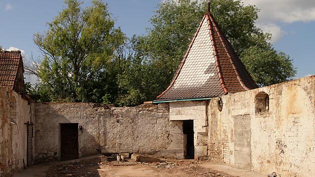 In den vergangenen Wochen wurde das eingebrochene Dach auf dem ehemaligen Bullenstall entfernt und das Dach des Westturmes wieder hergerichtet. Foto: Günther Geiling