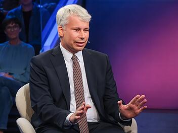 Verkehrsminister Steffen Bilger l&auml;sst von einer Maut in Deutschland die Finger: Das sei ein "verbranntes" Thema.