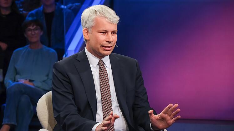 Verkehrsminister Steffen Bilger l&auml;sst von einer Maut in Deutschland die Finger: Das sei ein "verbranntes" Thema.