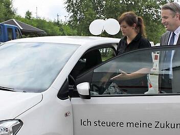Annika Tischer freut sich darüber, dass sie für ihre Leistungen belohnt wird. Sie darf ein Jahr lang dieses Auto fahren. Mit im Bild WOM-Geschäftsführer Oliver Kupka  Foto: Schadeck