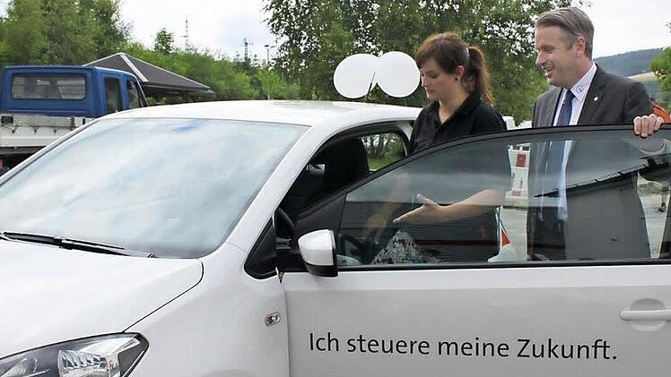 Annika Tischer freut sich darüber, dass sie für ihre Leistungen belohnt wird. Sie darf ein Jahr lang dieses Auto fahren. Mit im Bild WOM-Geschäftsführer Oliver Kupka  Foto: Schadeck