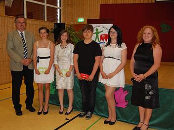 Die Schul- bzw. Fachbesten waren (von links): neben Schuleiter Hans Jürgen Hanna, Franziska Klubertanz, Julia Wald, Timo Werner, Mina Schießl. Rechts Klassenlehrerin Fiona Wehner Foto: Günther Straub