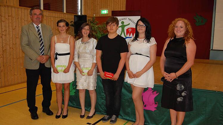 Die Schul- bzw. Fachbesten waren (von links): neben Schuleiter Hans Jürgen Hanna, Franziska Klubertanz, Julia Wald, Timo Werner, Mina Schießl. Rechts Klassenlehrerin Fiona Wehner Foto: Günther Straub