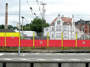 Die Farben und die Symbole der Forchheimer Flagge sollen künftig die Innenseiten der Lärmschutzwände am Bahnhof zieren. Foto: Stadtbauamt/Repro:FT